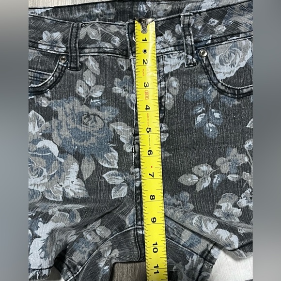 Faded Glory Floral Jean Shorts - Size Women’s 6 - Picture 6 of 8